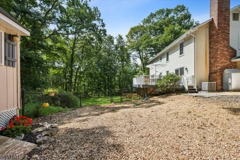 19 Mohawk Ave Hopatcong, NJ 07843