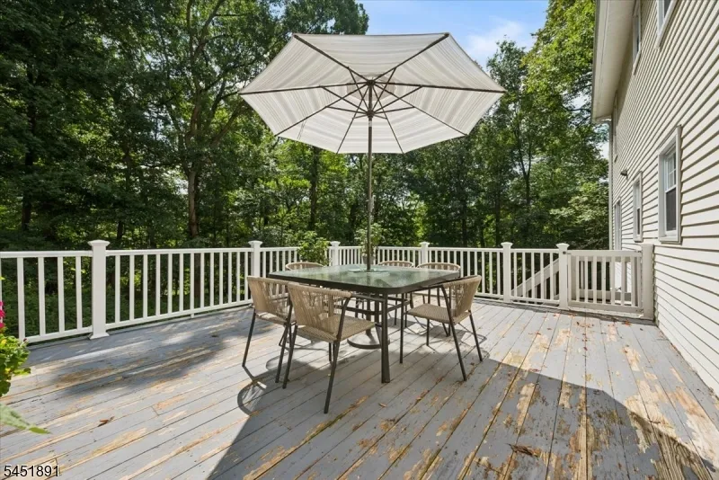 19 Mohawk Ave Hopatcong, NJ 07843