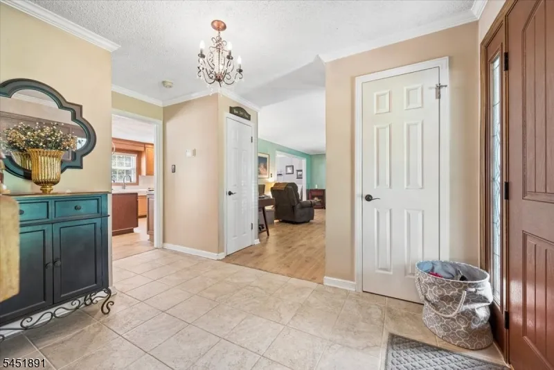 19 Mohawk Ave Hopatcong, NJ 07843