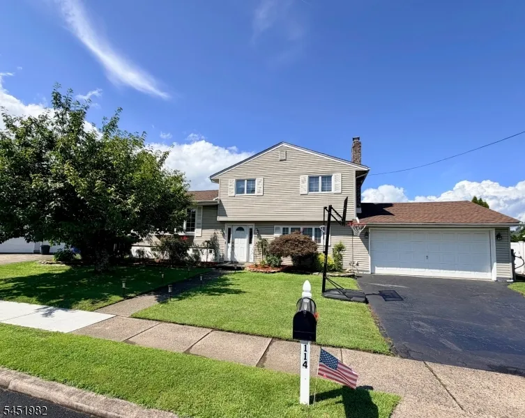 114 Sandra Dr Totowa, NJ 07512