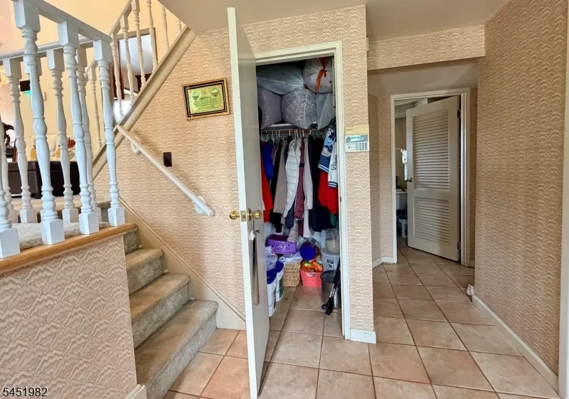 114 Sandra Dr Totowa, NJ 07512