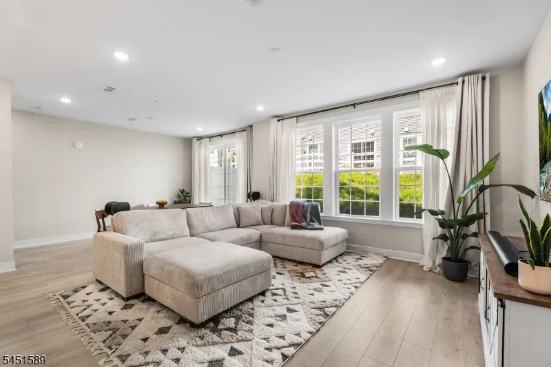 104 Iris Ct Warren, NJ 07059