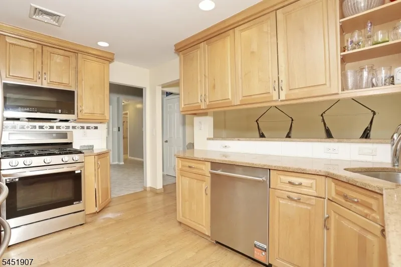 14 Birdseye Cir Wayne, NJ 07470