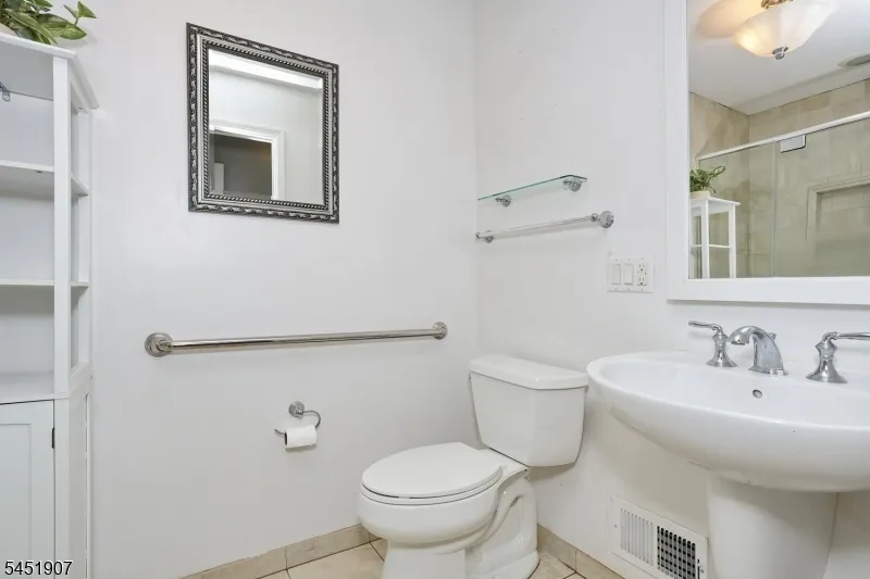 14 Birdseye Cir Wayne, NJ 07470