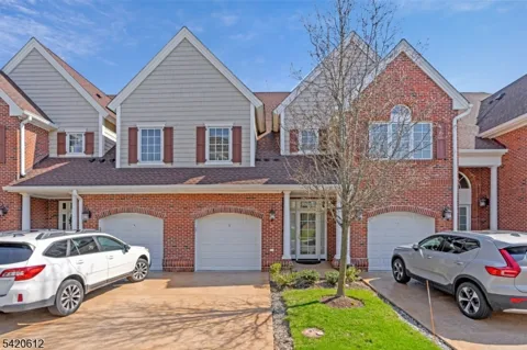 8 Schmidt Cir