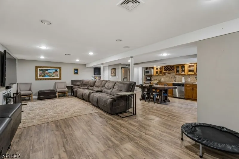 196 Hawthorne Dr Clark, NJ 07066