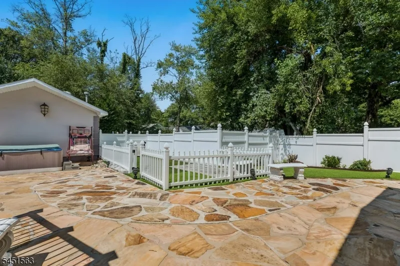 196 Hawthorne Dr Clark, NJ 07066