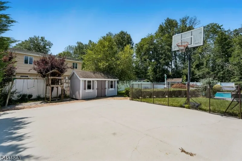 196 Hawthorne Dr Clark, NJ 07066