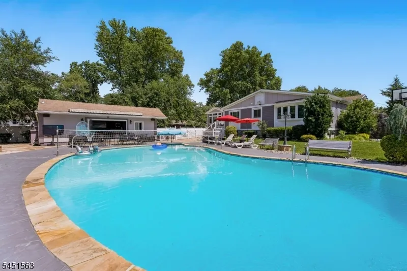 196 Hawthorne Dr Clark, NJ 07066