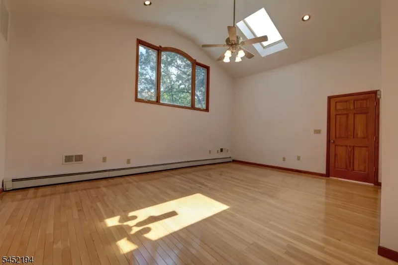 34 Knoll Rd Wayne, NJ 07470