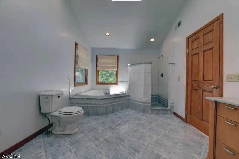 34 Knoll Rd Wayne, NJ 07470