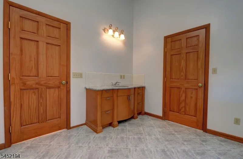 34 Knoll Rd Wayne, NJ 07470