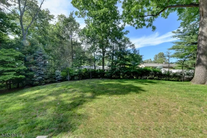 34 Knoll Rd Wayne, NJ 07470