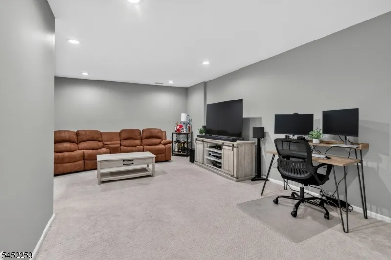 252 Ridge Dr Pompton Lakes, NJ 07442