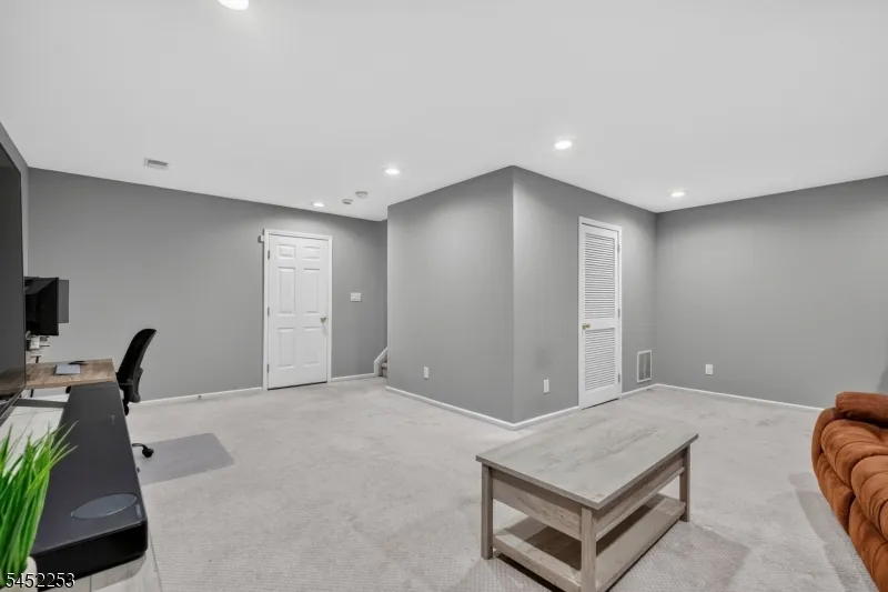 252 Ridge Dr Pompton Lakes, NJ 07442