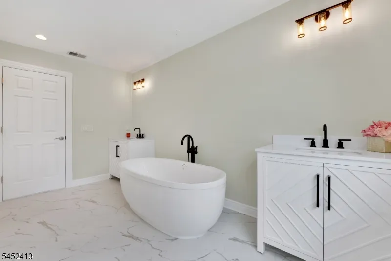 49 Hall Dr Clark, NJ 07066