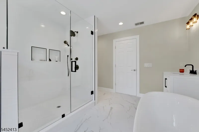 49 Hall Dr Clark, NJ 07066