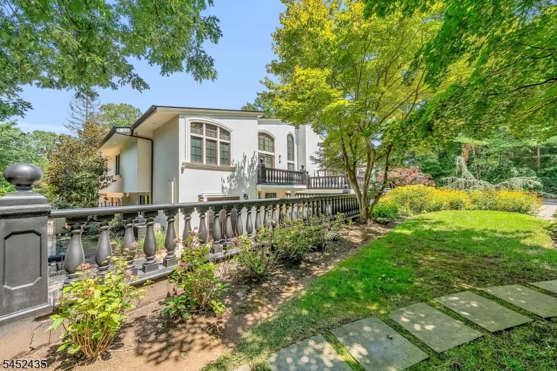 8 Driftwood Drive Livingston, NJ 07039