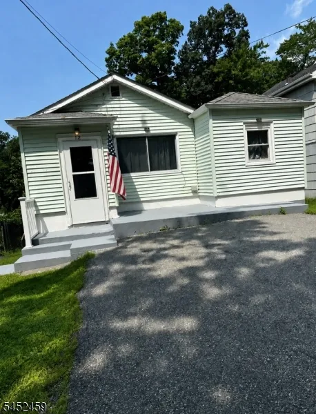 12 Colby Trl Hopatcong, NJ 07843