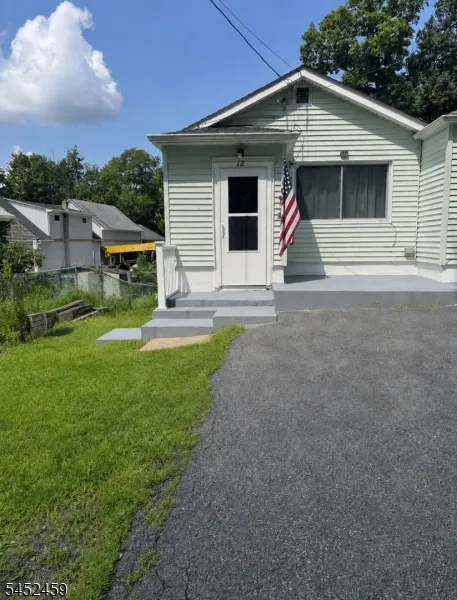 12 Colby Trl Hopatcong, NJ 07843