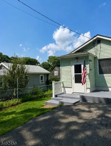 12 Colby Trl Hopatcong, NJ 07843