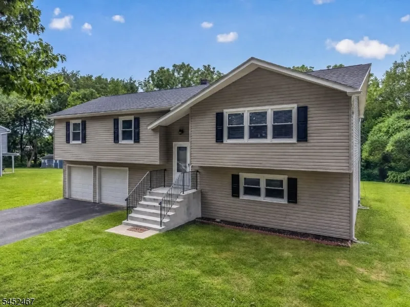30 Wordsworth Ln Lopatcong, NJ 08865