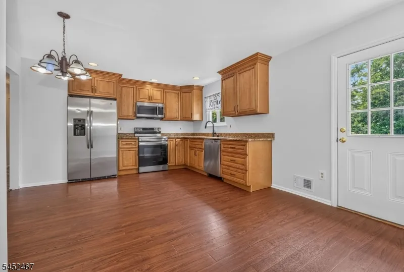 30 Wordsworth Ln Lopatcong, NJ 08865