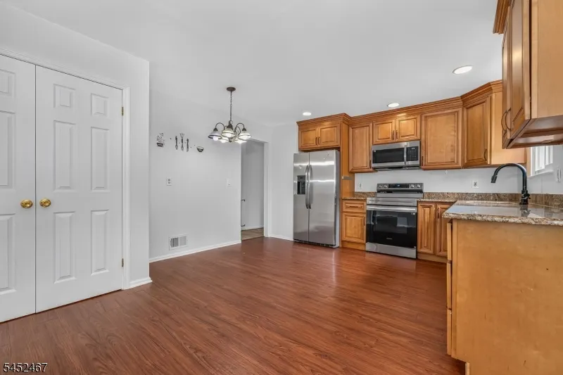 30 Wordsworth Ln Lopatcong, NJ 08865