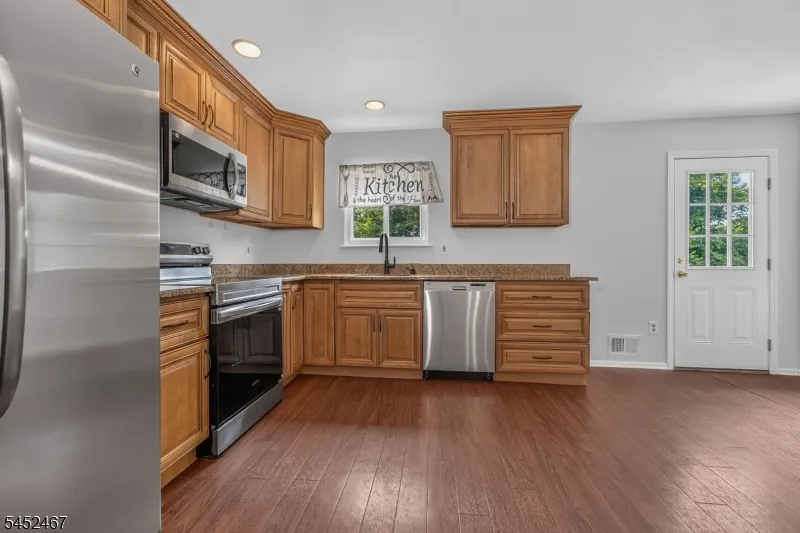 30 Wordsworth Ln Lopatcong, NJ 08865