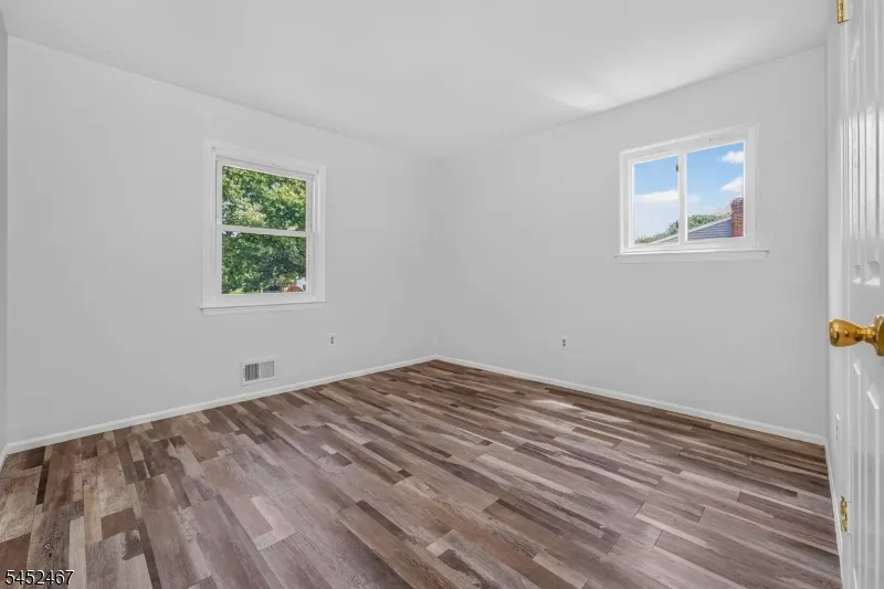 30 Wordsworth Ln Lopatcong, NJ 08865
