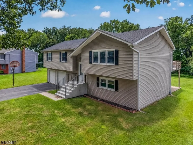 30 Wordsworth Ln Lopatcong, NJ 08865