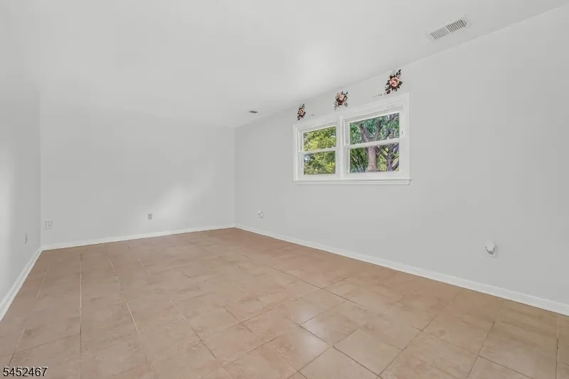 30 Wordsworth Ln Lopatcong, NJ 08865