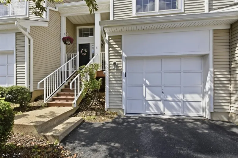 37 Woodmont Dr Randolph, NJ 07869