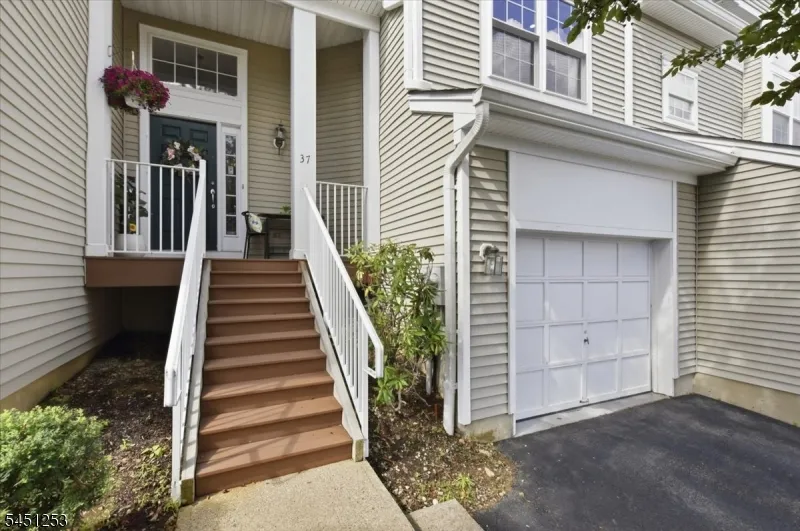 37 Woodmont Dr Randolph, NJ 07869