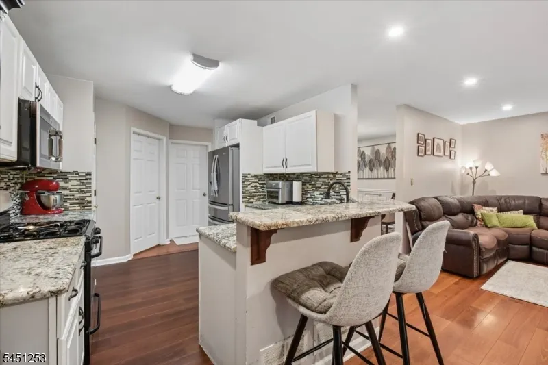 37 Woodmont Dr Randolph, NJ 07869
