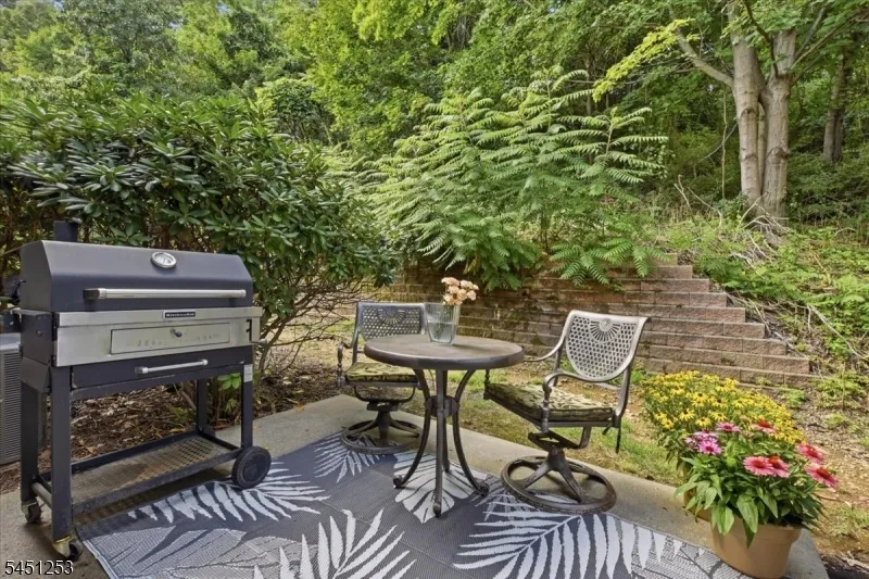 37 Woodmont Dr Randolph, NJ 07869