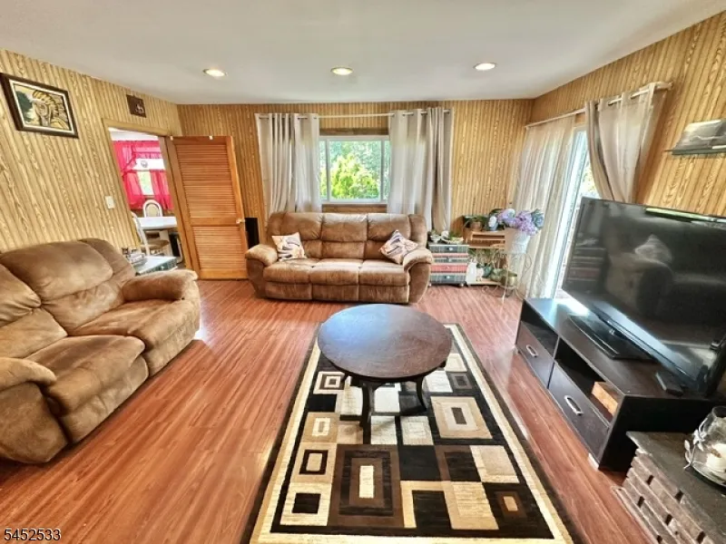 227 Old Stage Rd Spotswood, NJ 08884
