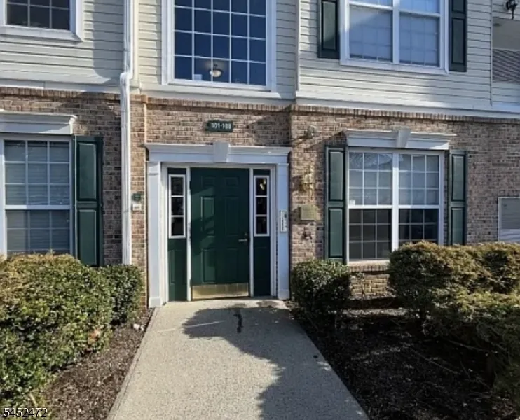 101 Limerick Ln Lopatcong, NJ 08865