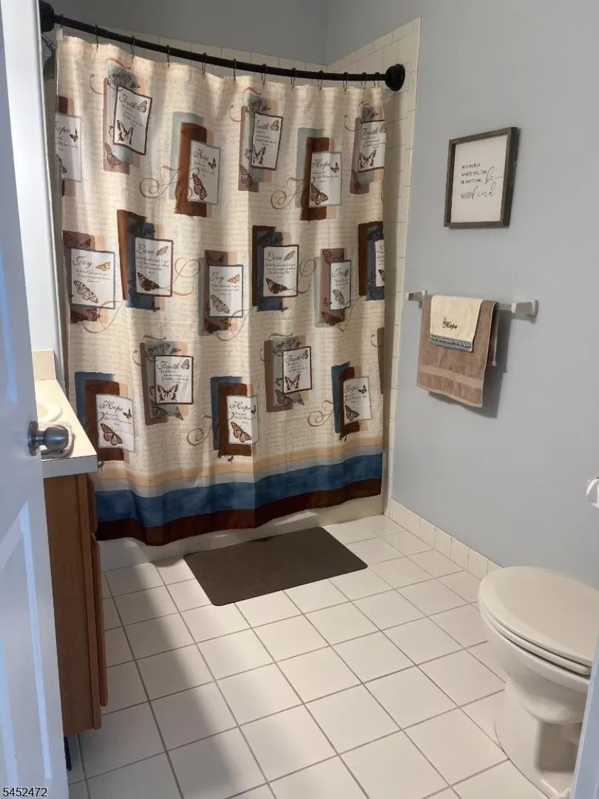 101 Limerick Ln Lopatcong, NJ 08865