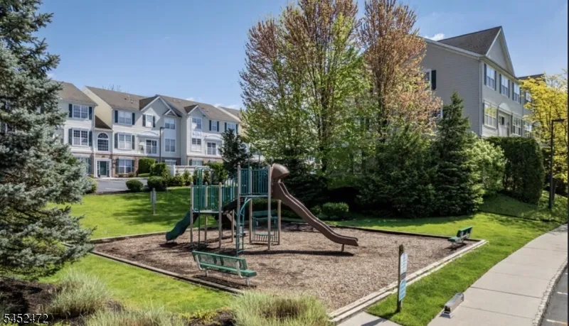 101 Limerick Ln Lopatcong, NJ 08865