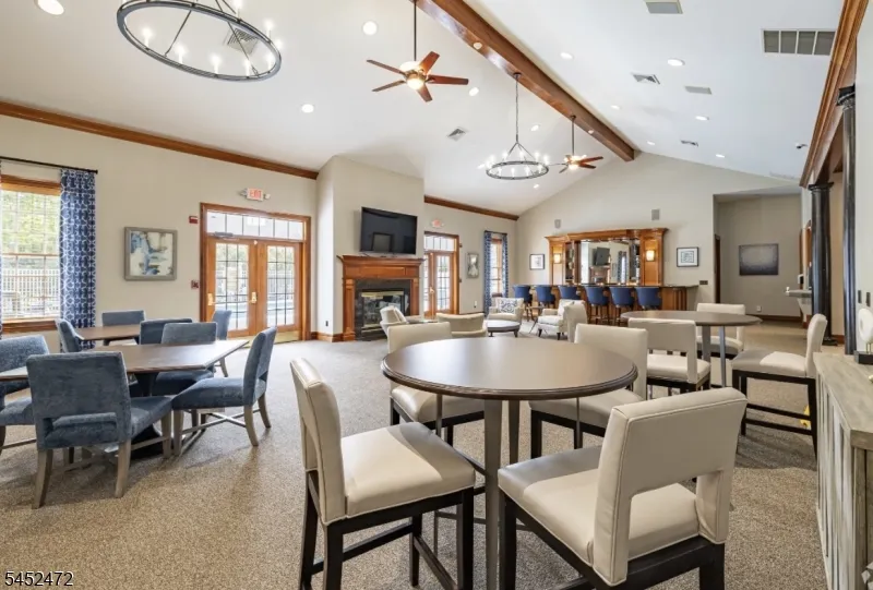 101 Limerick Ln Lopatcong, NJ 08865