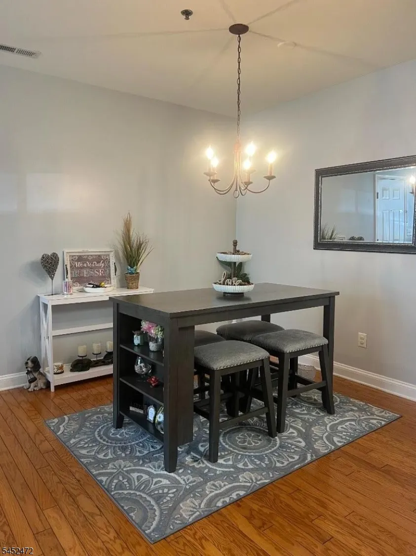 101 Limerick Ln Lopatcong, NJ 08865
