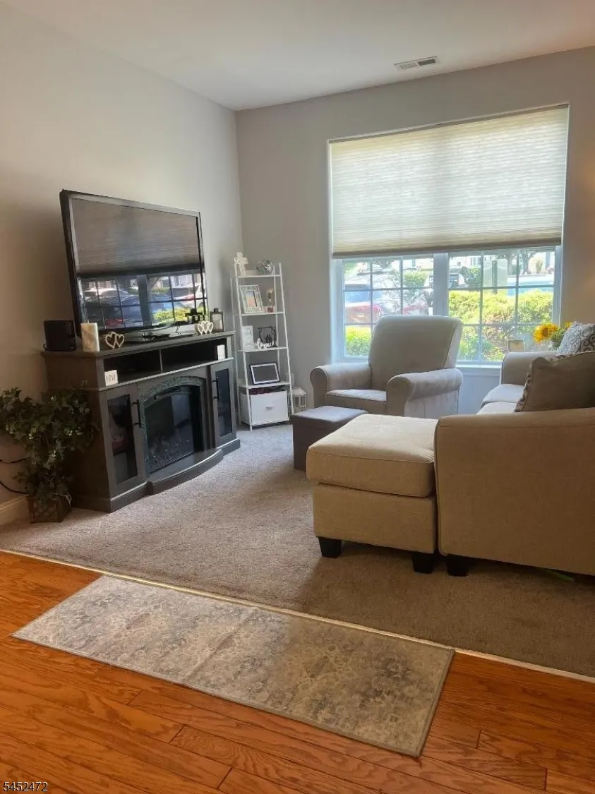 101 Limerick Ln Lopatcong, NJ 08865