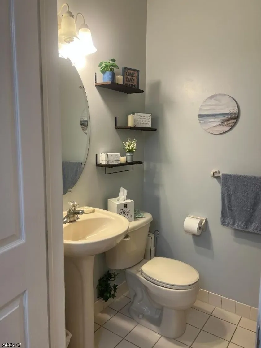 101 Limerick Ln Lopatcong, NJ 08865