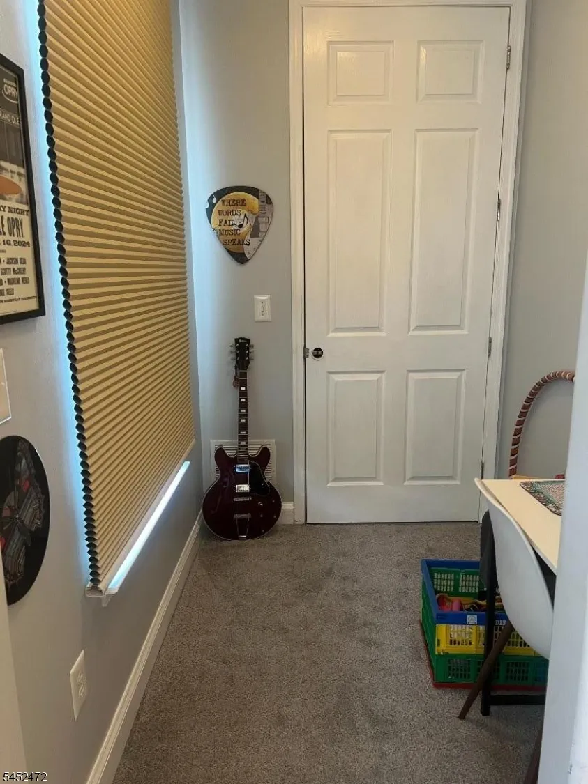 101 Limerick Ln Lopatcong, NJ 08865