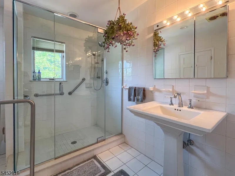 203 Harwood Pl Paramus, NJ 07652