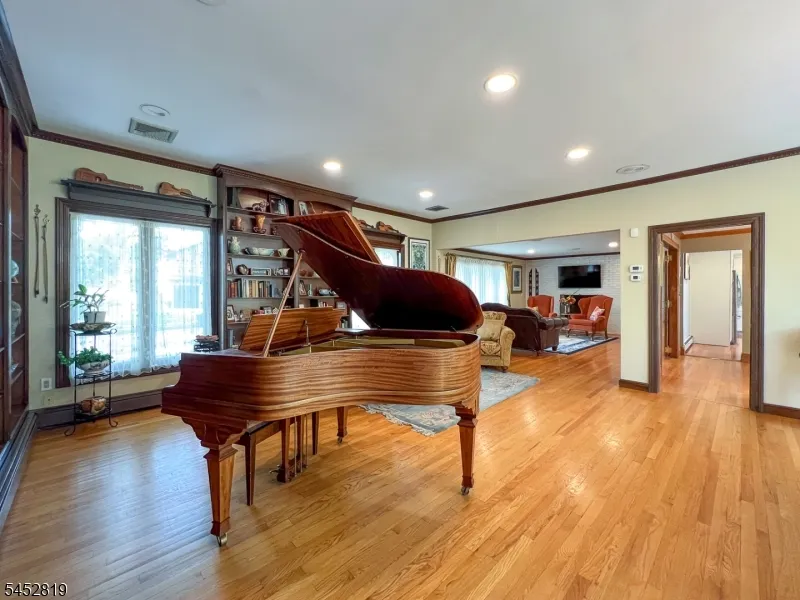 203 Harwood Pl Paramus, NJ 07652