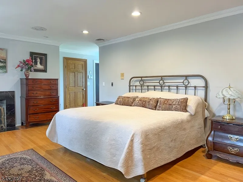 203 Harwood Pl Paramus, NJ 07652