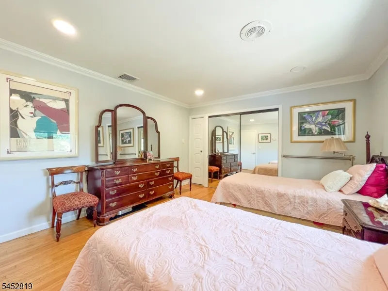203 Harwood Pl Paramus, NJ 07652