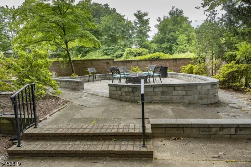 203 Harwood Pl Paramus, NJ 07652